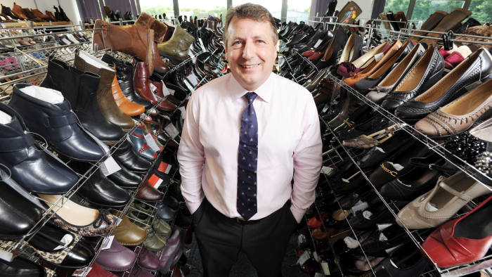 vendeur chaussures respectant le marketing de permission