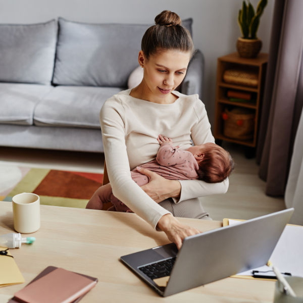 Reconversion professionnelle pour les mamans : les métiers pour travailler en gardant bébé